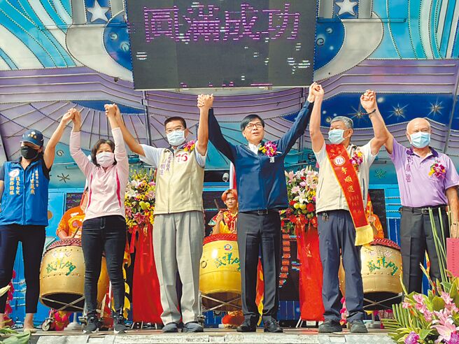 中油大林炼油厂27日晚间发生爆炸，高雄市长陈其迈（右三）29日透露，平常每天平均只睡4小时。对此，国民党高雄市长候选人柯志恩狠酸，陈其迈称24小时关心大林蒲，但真正不敢睡的其实是大林蒲居民。（洪浩轩摄）