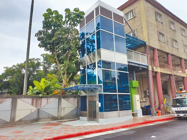 台北市地政局今年6月风光启用华江整宅无障碍电梯，却有民眾抱怨，该电梯仅开放早上6时至晚间10时，住户彷佛灰姑娘要赶门禁。（北市地政局提供／黄婉婷台北报导）