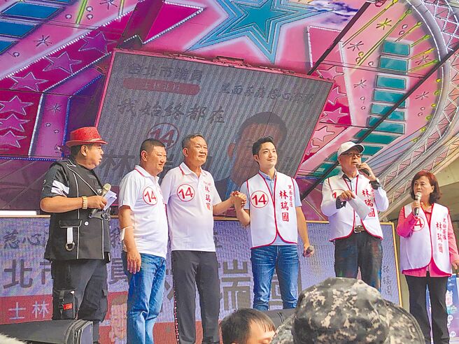 國民黨台北市長候選人蔣萬安，披上北市資深議員林瑞圖競選背心上台助陣。（張芷瑜攝）