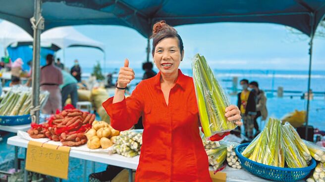 夺下今年剥白组冠军的王姵雱发挥农村女力，从清洁队员摇身一变成为茭白笋评鑑竞赛冠军。（新北市政府农业局提供／吕健豪新北传真）