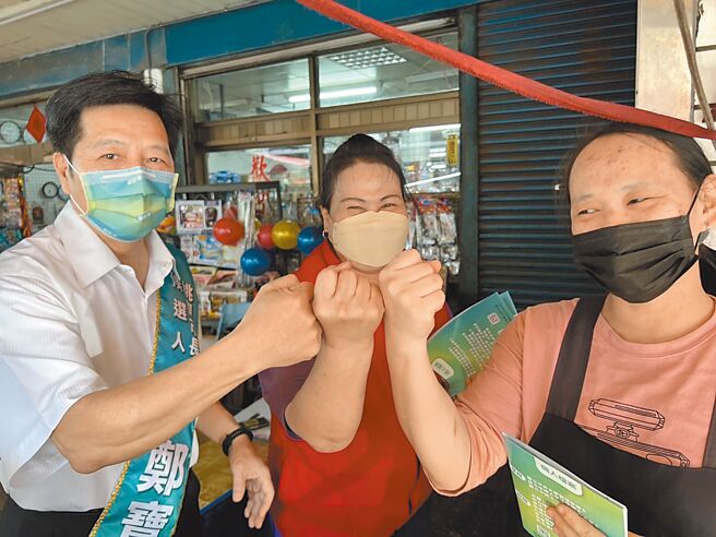 无党籍桃园市长候选人郑宝清（左）昨天早上至八德扫街拜票，他盘点市内近期多件公共工程出问题，直呼「郑文灿的暗黑帝国到底有多黑？」（郑宝清竞总提供／陈梦茹桃园传真）