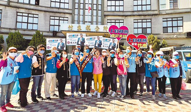 新竹县长候选人杨文科（左七）携手同党籍候选人在竹东联合造势。（杨文科团队提供／邱立雅竹县传真）