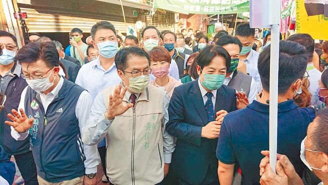 副总统赖清德（前左三）偕台南市长黄伟哲（前左二）到台南市天坛参拜与民眾寒暄握手。（程炳璋摄）