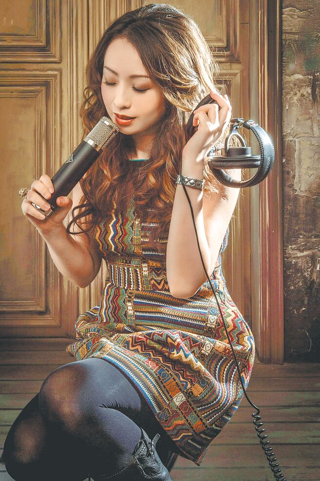 戚小戀近來推出新歌〈我的太陽2022〉，邀來多位金曲製作人合作，默契十足。（源瑗園提供）