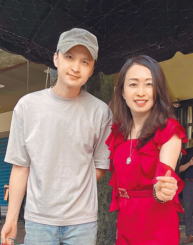 戚小戀（右）推出新歌，邀金曲台語歌王陳建瑋合作。（源瑗園提供）