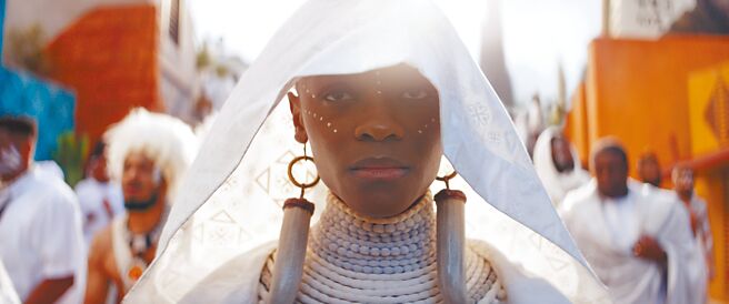 《黑豹2》以女性角色为中心，莉蒂西亚莱特戏分吃重。（迪士尼提供）