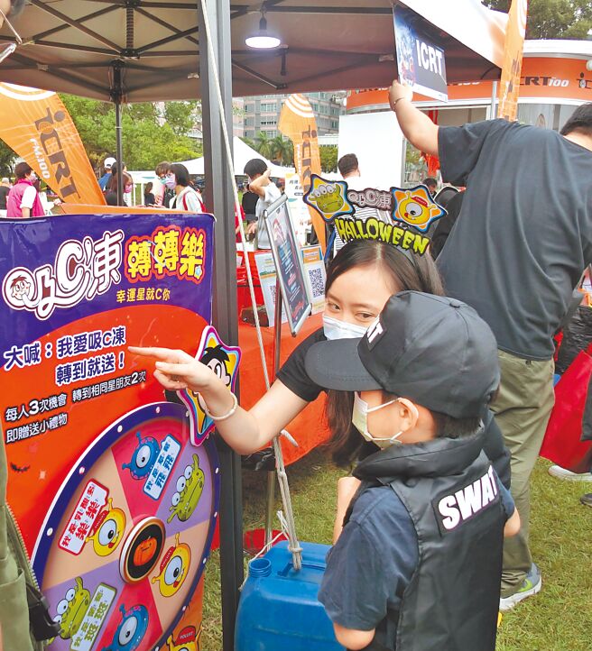 吸C凍轉轉樂活動，移動轉盤至相同圖案兩次，即可獲得「旺仔小饅頭」一份。（林欣儀攝）