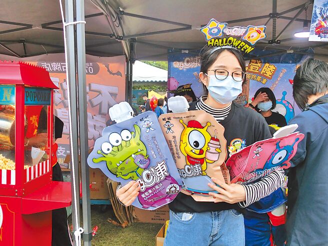 吸C凍攤位有許多道具供民眾打卡拍照。（林欣儀攝）