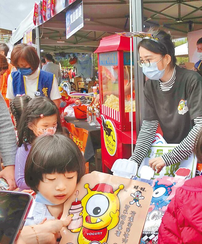 旺旺吸C凍連續五年參與「天母搞什麼鬼」萬聖節嘉年華活動。（林欣儀攝）