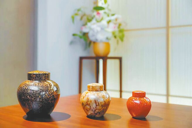 SHANG XIA上下的致韵大漆茶罐系列顶盖在重力作用下可徐徐垂落，维时5秒，颇耐赏玩。（SHANG XIA上下提供）