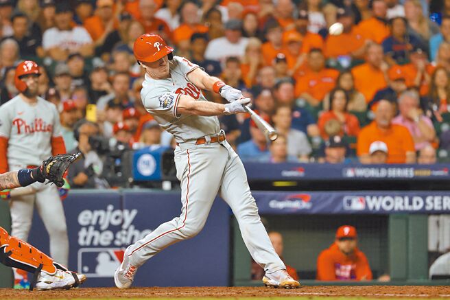 費城人捕手瑞爾穆托10局上轟出致勝陽春炮，率隊以6比5在世界大賽拔得頭籌。（路透）