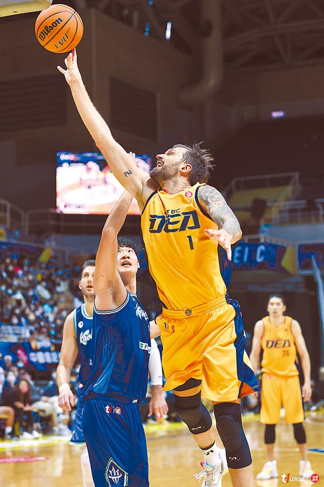 特攻艾德（右）在海神吳怡斌面前強行起身投籃。（T1聯盟提供）