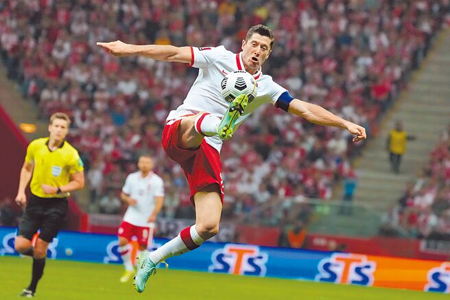 2020、2021年世界足球先生萊萬多斯基是波蘭的攻擊靈魂。（美聯社）