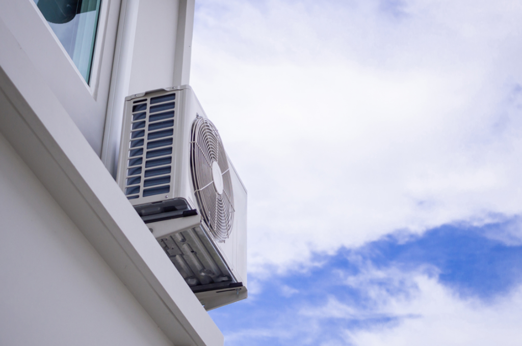 室外機須維持通風，若散熱效果不佳，反而影響冷氣效能。（示意圖／Shutterstock）