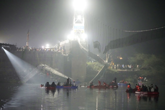 影》印度吊橋斷141死他們害的？事發前百人狂搖畫面瘋傳