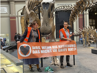德環保人士黏在恐龍骨架下抗議 法也傳畫作遇襲