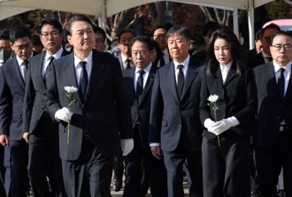 梨泰院踩踏意外154死 韓國總統伉儷獻花致哀