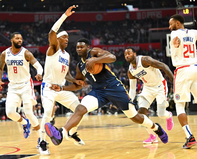 锡安威廉森闯入快艇防守人墙当中。(路透)