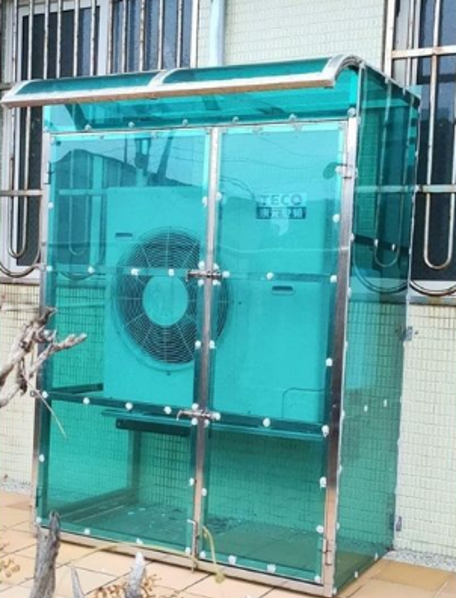 网友分享室外机加装採光罩，引来热议。（翻摄爆笑公社）