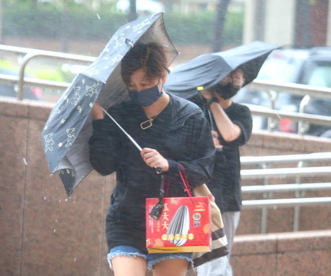 今天是共伴效应最强的时刻，雨量会更惊人并且扩及到更多地方，尤其宜兰、台北东侧、基隆北海岸。(资料照)
