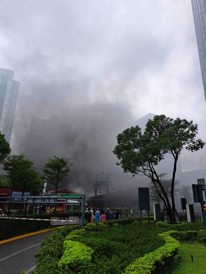 北市内湖区南京东路六段368巷内一间铁皮汽修厂今（31）早发生火警，现场浓烟密布，据目击者表示有听到爆炸声，目前警消已获报到场救灾。（读者提供）