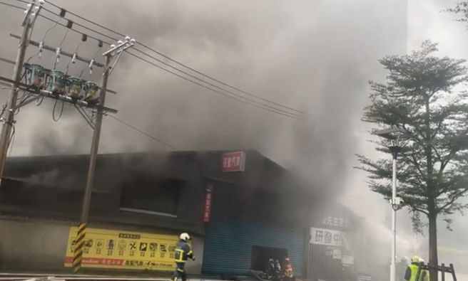 北市内湖区南京东路六段368巷内一间铁皮汽修厂今（31）早发生火警，现场浓烟密布，据目击者表示有听到爆炸声，目前警消已获报到场救灾。（读者提供）