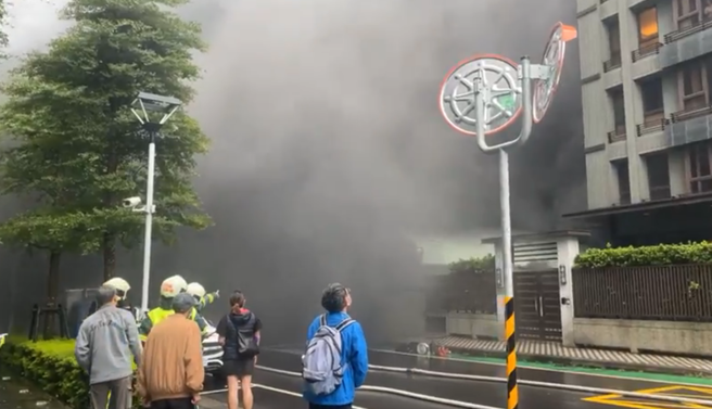 北市内湖区南京东路六段368巷内一间铁皮汽修厂今（31）早发生火警，现场浓烟密布，据目击者表示有听到爆炸声，目前警消已获报到场救灾。（读者提供）