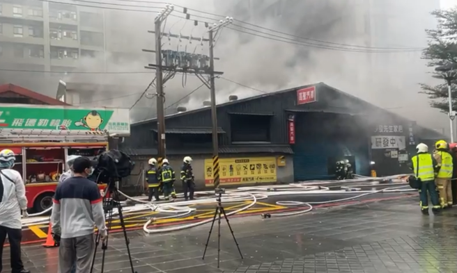 北市内湖区南京东路六段368巷内一间铁皮汽修厂今（31）早发生火警，现场浓烟密布，据目击者表示有听到爆炸声，目前警消已获报到场救灾。（读者提供）