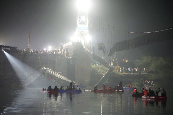 印度西部古茶拉底省（Gujarat）莫比鎮（Morbi）一座百年吊橋30日晚間突然斷裂，至今釀成141人喪命。（圖／美聯社）