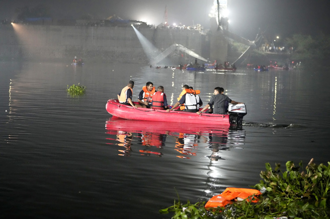 印度西部古茶拉底省（Gujarat）莫比鎮（Morbi）一座百年吊橋30日晚間突然斷裂，至今釀成141人喪命。（圖／美聯社）