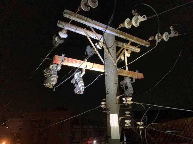 高雄市橋頭區建樹路、興樹路、美德街一帶30日晚間停電，影響共521戶。台電已經派人緊急修復電桿線路開關。（台電提供／林瑞益高雄傳真）