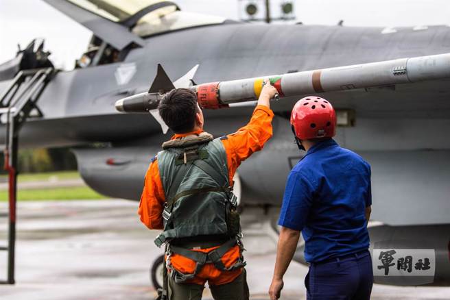「天龙操演」 为空军年度最大盛事，但因颱风影响气候不佳，空军决定顺延1周举办。图为2021年竞赛照。（图／军闻社提供）