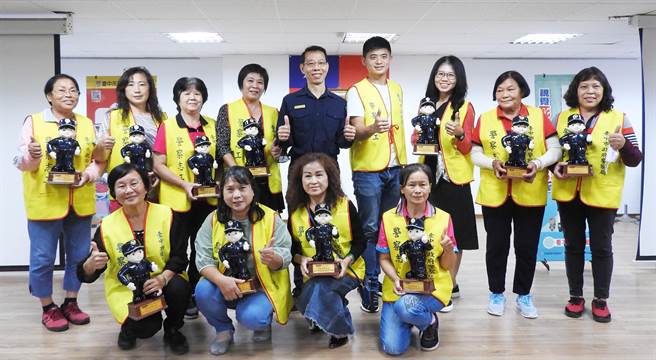清水分局長游永中特頒獎表揚資深警察志工，感謝志工長年來的犧牲奉獻。(警方提供)