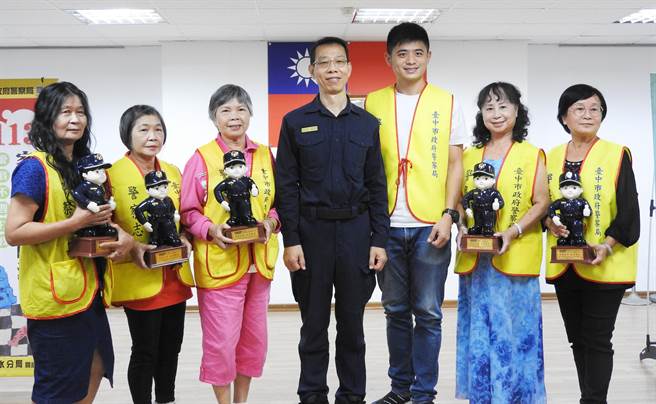 清水分局長游永中特頒獎表揚資深警察志工，感謝志工長年來的犧牲奉獻。(警方提供)