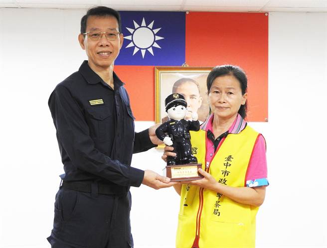 清水分局長游永中特頒獎表揚資深警察志工，感謝志工長年來的犧牲奉獻。(警方提供)