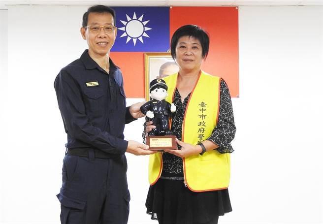清水分局長游永中特頒獎表揚資深警察志工，感謝志工長年來的犧牲奉獻。(警方提供)