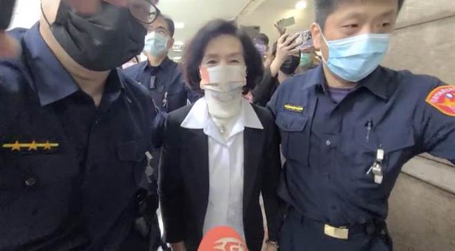 宜兰县长林姿妙上午9时许抵达宜院完成报到程序，说谢谢大家关心。（吴佩蓉摄）