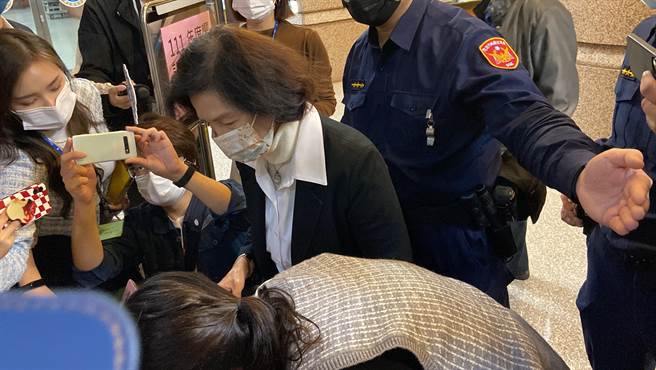 宜兰县长林姿妙上午9时许抵达宜院完成报到程序，说谢谢大家关心。（吴佩蓉摄）