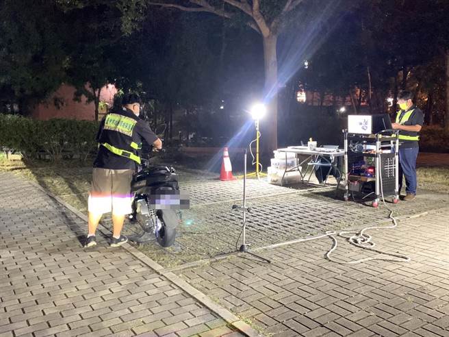 太平警分局日前假日结合环保局及监理站在太平区中山路共同执行取缔「改装车辆及噪音检测」勤务。（台中市太平警分局提供／冯惠宜台中传真）