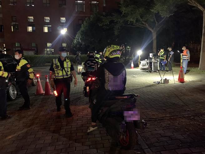 太平警分局日前假日结合环保局及监理站在太平区中山路共同执行取缔「改装车辆及噪音检测」勤务。（台中市太平警分局提供／冯惠宜台中传真）