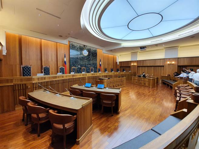 鍾姓婦人5年前行經台北市木柵河濱公園，因護欄鬆脫翻倒致她摔落200公分深的溝渠受傷，她提告求償，最高法院判國賠104萬多元確定。（本報資料照片）