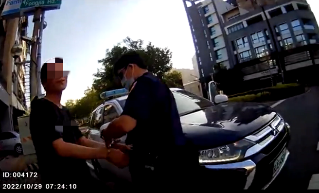 高雄鼓山一名男子睡前喝深水炸弹助眠，第二天赶替儿子买早餐，却因酒驾遭拦检。(宋原彰翻摄)