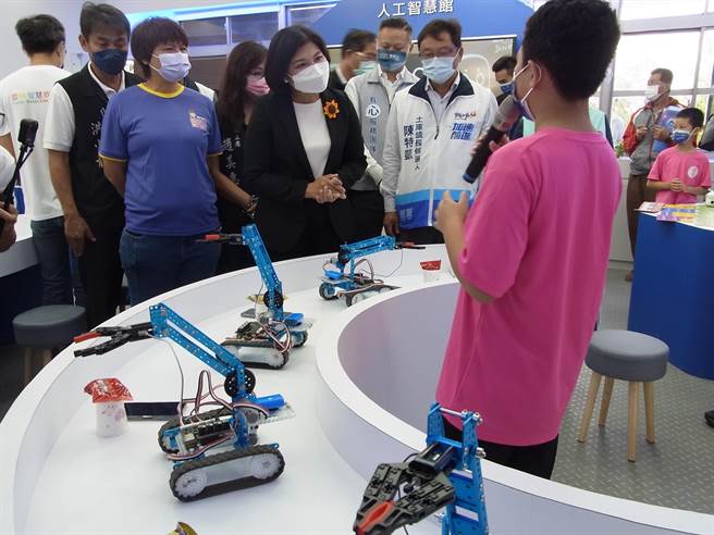 「云林智慧教育中心」揭牌启用，学生向来宾解说6大场馆课程。（张朝欣摄）