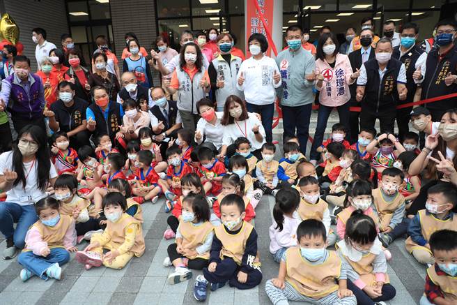 神圳国中「多功能活动中心暨非营利幼儿园教室」31日落成，市长卢秀燕主持启用典礼。（陈淑娥摄）