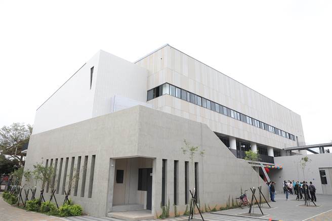 神圳国中「多功能活动中心暨非营利幼儿园教室」31日落成。（陈淑娥摄）