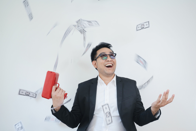 水瓶座年底前鹹魚翻身，努力衝刺就有機會一夕暴富。（示意圖／Shutterstock）