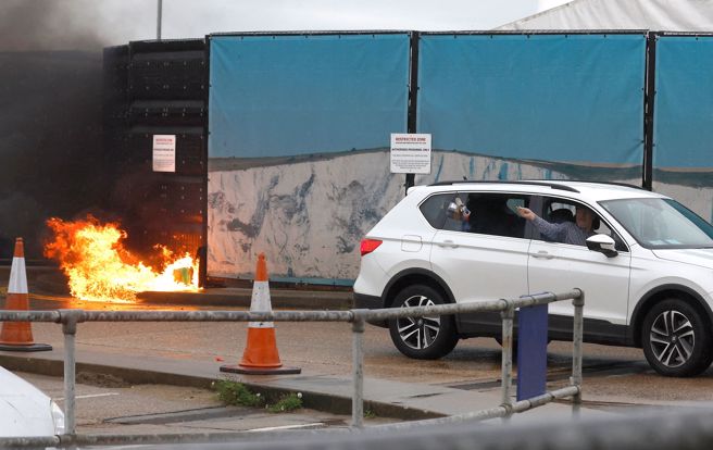 英国当局近来正试图遏止人数破纪录的非法移民入境，而位于英国东南部多佛港（Port of Dover）一处负责处理寻求庇护者入境相关事宜的移民办公室遇袭。(图/ 路透社)