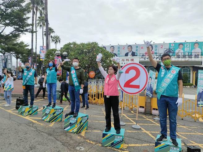 民进党台中市长候选人蔡其昌31日一早与党内市议员候选人林德宇、张芬郁、李天生及立委何欣纯等人在大里展开「全面开站」，热情向民眾挥手拜票。（潘虹恩摄）