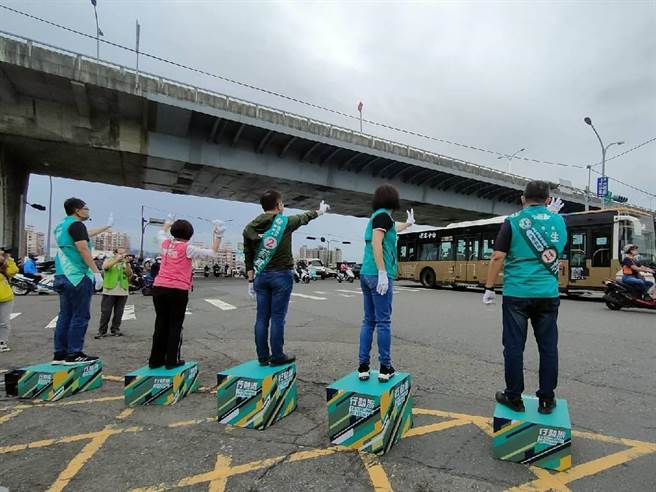 过程中，张芬郁更多次走下站台，靠进等待红绿灯的民眾，近距离拜票；其他人也坚守站台，向往来民眾挥手致意不间断。（潘虹恩摄）