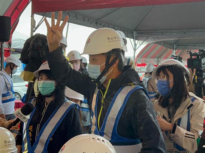 地主自救会会长江鸿寿批，徵收补偿费用算下来「一坪只有4万」像是强盗。（李奇叡摄）